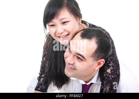 Porträt des Lächelns paar umarmt auf weißem Hintergrund Stockfoto