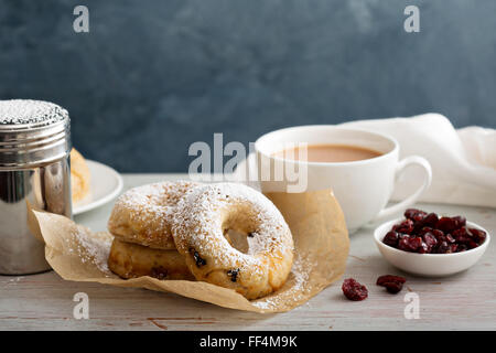 Vanille Donuts mit getrockneten Cranberries gebacken Stockfoto