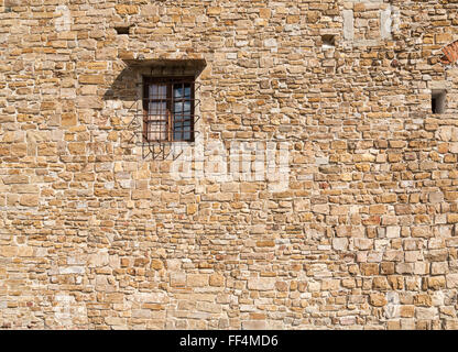 Fenster in der alten Steinmauer Stockfoto