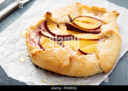 Joghurt und Nektarine galette Stockfoto