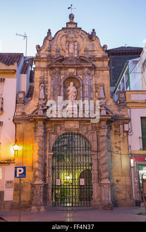 Cordoba - die Portale der Kirche St. Paul in der Dämmerung aus dem Jahr 1706 von Bartolome de Royas und Andres Pino Asciano. Stockfoto