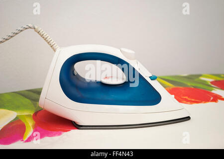 Bügeleisen auf Bügelbrett Stockfoto