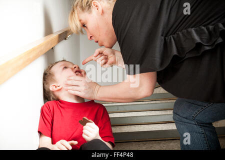 Vernachlässigte einsame Kind an die Wand gelehnt Stockfoto