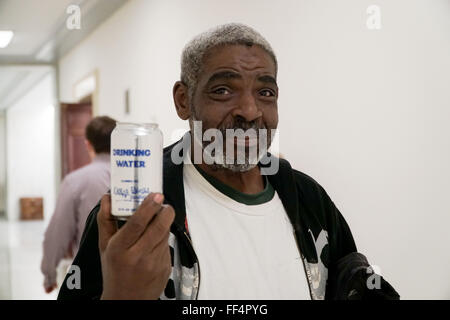 Washington, Halbin Columbia, USA. 3. Februar 2016. Flint, Michigan ansässige zeigt eine Dose trinken von Wasser vor dem Eintritt in den Kongreßhörfähigkeiten auf die Flint-Wasser-Krise. © Joel Plummer/ZUMA Draht/Alamy Live-Nachrichten Stockfoto