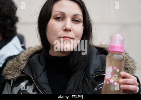 Washington, Halbin Columbia, USA. 3. Februar 2016. JESSICA OWENS zeigt eine Babyflasche gefüllt mit kontaminiertem Wasser aus ihrem Haus in Flint, Michigan vor dem Eintritt in den Kongreßhörfähigkeiten auf die Flint-Wasser-Krise. © Joel Plummer/ZUMA Draht/Alamy Live-Nachrichten Stockfoto