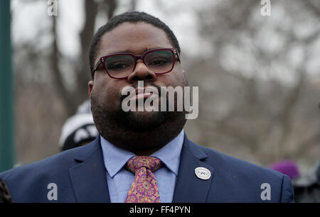 Washington, Halbin Columbia, USA. 3. Februar 2016. Reverend CHARLES WILLIAMS, II, Präsident des Zweiges Flint National Action Network, beteiligt sich an einer Mahnwache für die Opfer der Flint Wasserkrise. © Joel Plummer/ZUMA Draht/Alamy Live-Nachrichten Stockfoto