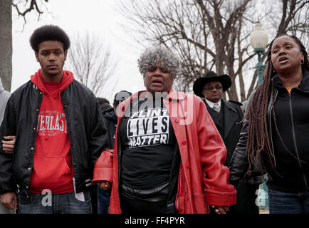 Washington, Halbin Columbia, USA. 3. Februar 2016. Teilnehmer an der Mahnwache organisiert von der National Action Network halten Hände wie sie beten in der Nähe das Rayburn House Office Building, wo die Wasserkrise Flint Kongreßhörfähigkeiten festgehalten wurden. © Joel Plummer/ZUMA Draht/Alamy Live-Nachrichten Stockfoto