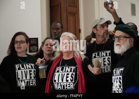 Washington, Halbin Columbia, USA. 3. Februar 2016. Flint Bewohner posieren für ein Foto während des Wartens auf die Kongreßhörfähigkeiten auf die Flint-Wasser-Krise geben. © Joel Plummer/ZUMA Draht/Alamy Live-Nachrichten Stockfoto