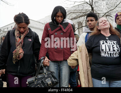 Washington, Halbin Columbia, USA. 3. Februar 2016. Teilnehmer an der Mahnwache organisiert von der National Action Network halten Hände wie sie beten in der Nähe das Rayburn House Office Building, wo die Wasserkrise Flint Kongreßhörfähigkeiten festgehalten wurden. © Joel Plummer/ZUMA Draht/Alamy Live-Nachrichten Stockfoto