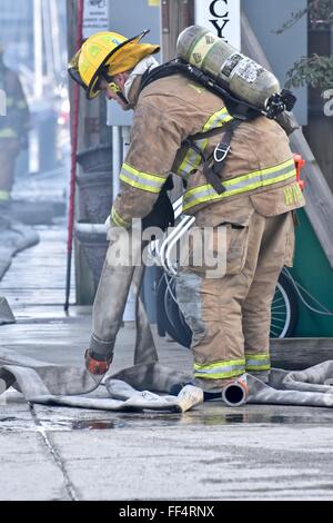 Annapolis Feuerwehrleute setzen, ein Feuer im Yacht Club Stockfoto