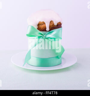 Osterkuchen und Eiern in Minze Pastellfarben dekoriert. Tiefenschärfe und unscharf. Stockfoto