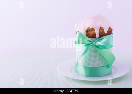 Osterkuchen und Eiern in Minze Pastellfarben dekoriert. Tiefenschärfe und unscharf. Stockfoto