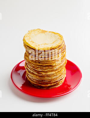 Fastnachtswoche. Pfannkuchen auf einem Teller isoliert auf einem weißen Hintergrund. Selektiven Fokus. Stockfoto