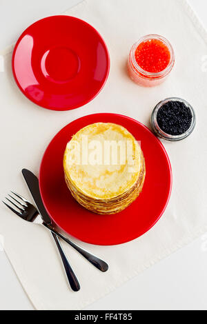 Fastnachtswoche. Pfannkuchen mit roten und schwarzen Kaviar. Selektiven Fokus. Stockfoto