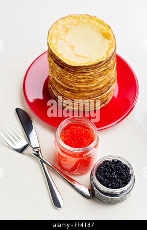 Fastnachtswoche. Pfannkuchen mit roten und schwarzen Kaviar. Selektiven Fokus. Stockfoto