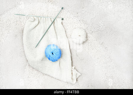 Blue and white knitting wool and knitting needles Stockfoto