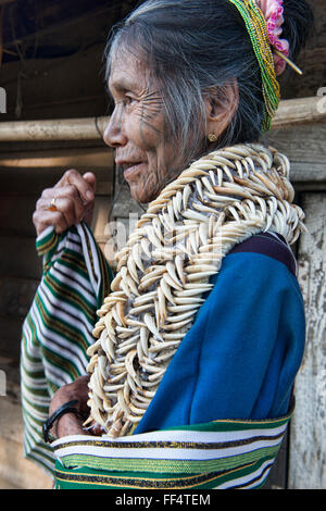 Ein Muun Chin Frau mit Gesicht Tattoos und Hirsche Zahn Halskette, Mindat, Myanmar. Stockfoto