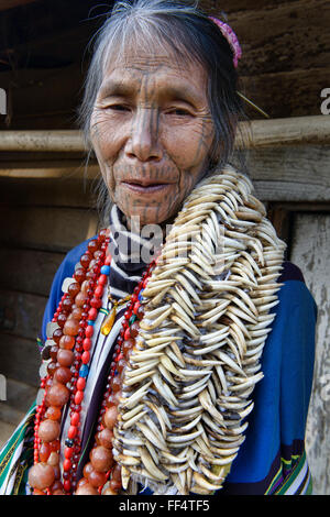 Ein Muun Chin Frau mit Gesicht Tattoos und Hirsche Zahn Halskette, Mindat, Myanmar. Stockfoto
