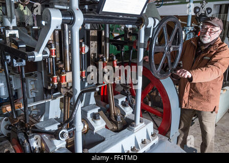 Datei - eine Datei Bild datiert 27. Januar 2016 zeigt Heinz Lange stehend durch eine Dampfmaschine mit 90 PS aus dem Jahr 1910 in seinem Museum in Goyatz, Deutschland. Foto: PATRICK PLEUL/dpa Stockfoto