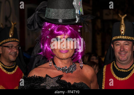 Santa Cruz, Teneriffa, 10. Februar 2016. Das Begräbnis der Sardine. Das traditionelle Ende zu Karneval in Santa Cruz De Tenerife. Eine riesige Sardine ist ein Trauerzug durch die Straßen, begleitet von Horden von Witwen, vor allem Männer in Frauenkleidern, um das Hafengebiet, wo es schließlich verbrannt ist, jammern übernommen. Stockfoto