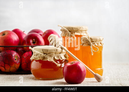 Honig und Äpfel. Rustikalen Stil. Stockfoto