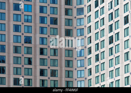 Hotel Hochhaus Fassade - Nahaufnahme von vielen Fenstern in Melbourne CBD. Stockfoto