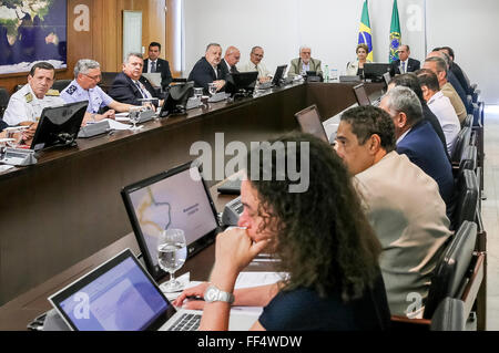 Brasilia, Brasilien. 10. Februar 2016. Bild zur Verfügung gestellt von Brasiliens Präsidentschaft zeigt brasilianischen Präsidentin Dilma Rousseff (C-Back) Teilnahme in einem Treffen mit Gesundheitsminister Marcelo Castro (C-R-Back) und andere Minister, um die neuen Maßnahmen zur Bekämpfung der Zika-Virus im Planalto Palace in Brasilia, Brasilien, am 10. Februar 2016 zu bewerten. Laut Lokalpresse sagte Gesundheitsminister Brasilianer Marcelo Castro, dass die Regierung nicht gefördert wird, dass Abtreibung konfrontiert Zika-Virus, das mit Mikrozephalie bei Neugeborenen verbunden ist. © Brasiliens Präsidentschaft/Xinhua/Alamy Live-Nachrichten Stockfoto