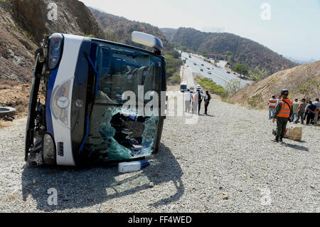 Caracas-La Guaira Landstraße, Vargas Zustand, Venezuela. 10. Februar 2016. Ein Bus transportieren die argentinische Fußballmannschaft Huracan ist nach dem Unfall in Caracas-La Guaira Landstraße, Vargas Zustand, Venezuela, am 10. Februar 2016 gesehen. Fünf Fußball-Spieler und einem physischen Trainer Argentiniens Huracan wurden am Mittwoch verletzt, wenn der Bus transportieren das Team um den Flughafen Maiquetia "Simon Bolivar" im zentralen nördlichen Bundesstaat Vargas, aufgehoben. Bildnachweis: Xinhua/Alamy Live-Nachrichten Stockfoto