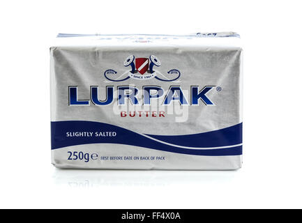 250g Packung Lurpak leicht gesalzene Butter auf einem weißen Hintergrund Stockfoto