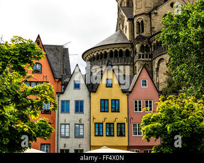 Eine Reihe von bunten Häuser an den Ufern des Rheins vor der Kirche St. Martin in Köln, Deutschland Stockfoto