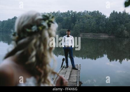 Hochzeitspaar auf den alten hölzernen pier Stockfoto