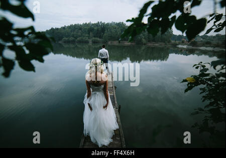 Hochzeitspaar auf den alten hölzernen pier Stockfoto