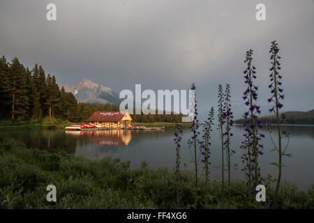 Abendlicht über Jasper National Park der Maligne Lake und dem historischen Curly Phillips Bootshaus in kanadischen Rocky Mountains. Stockfoto