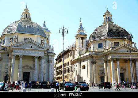 Die zwei Kirchen auf der Piazza del Popolo in Rom. Auf der linken Seite ist die Chiesa di Santa Maria in Montesanto und auf der linken Seite ist die Chiesa di Stockfoto