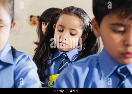 4 indische Schulkinder Klassenzimmer ein Studium Stockfoto