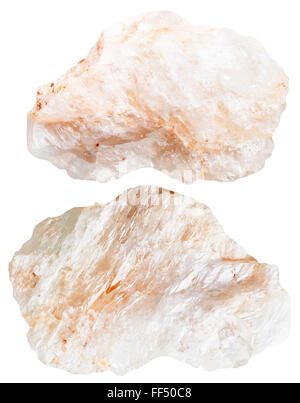 Makroaufnahmen von mineralischen Naturstein - zwei Stücke der Belomorite (Mondstein, Feldspat oder Oligoclase Albit) Rock isoliert auf wh Stockfoto