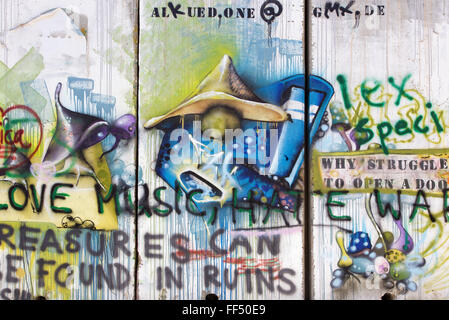 BETHLEHEM, ISRAEL - 6. März 2015: Detail des Graffiti auf die Sperrmauer und die Tankstelle. Stockfoto