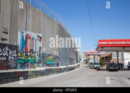BETHLEHEM, ISRAEL - 6. März 2015: Die Graffiti auf der Sperrmauer. Stockfoto