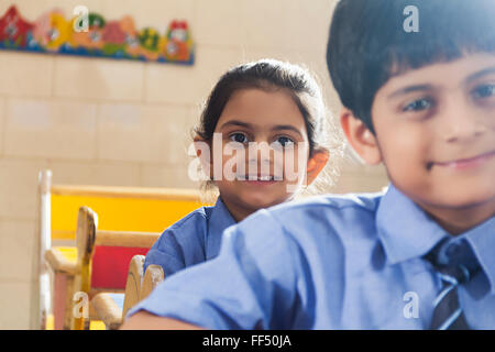 Asien Asien Asiaten Klassenzimmer Szenen Indien indische Inder innen Blick in die Kamera selbst versichert Selbstbewusstsein selbstbewusst Stockfoto