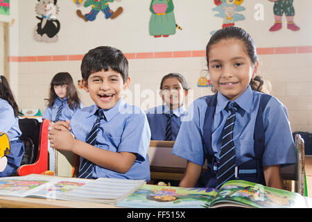 Asien Asien Asiaten Bänke Bücher Klassenzimmer Szenen Farben Bild berauschende menschliche Menschen Indien indische Indianer Individualität Stockfoto