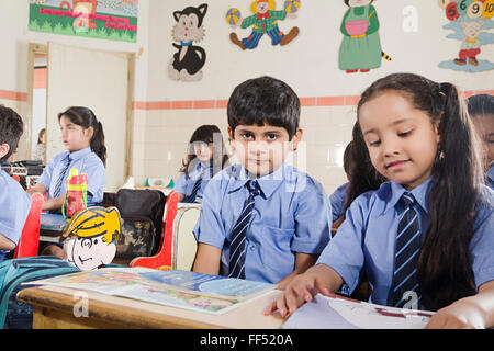 2 Personen 2 Personen nur Asien Asiatische Asiaten Kleidung fröhlicher Heiterkeit Klassenzimmer Szenen Bild Schreibtische Kleid Weibchen Farbgruppe Stockfoto