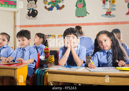 Asien Asien Asiaten Klassenzimmer Szenen Farben Abbildgruppe Massen Gruppen Gruppen oder Menschenmassen Kopf und Schultern Kopf in Händen höher Stockfoto