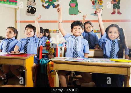 Arm Arme Asien Asiatische Asiaten Kleidung Bänke Fröhlichkeit Klassenzimmer Szene Klassenzimmer Szenen Klassenzimmer Kleidung Farben Bild Farbe Stockfoto