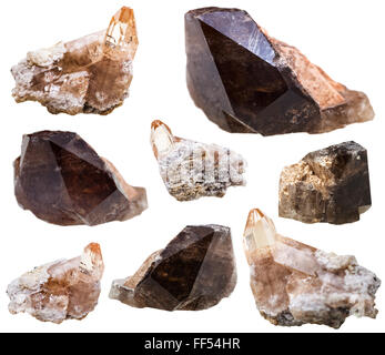 Makroaufnahmen von natürlichen Mineral Stein - set von Topas und Rauchtopaz (Morion, Rauchquarz) Kristalle auf Felsen isoliert auf weiss Stockfoto
