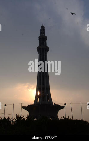 Lahore, Pakistan. 10. Februar 2016. Eine attraktive Ansicht des historischen Gebäudes Minar auf einer angenehmen Wetter. Es wurde gebaut, um den Tag zu begehen, als Pakistan Auflösung am 23. März 1940 übergeben wurde. Der Hauptturm dieses Denkmal wurde am 22. März 1968 abgeschlossen. © Rana Sajid Hussain/Pacific Press/Alamy Live-Nachrichten Stockfoto