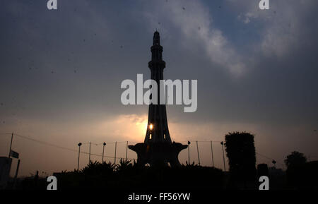 Lahore, Pakistan. 10. Februar 2016. Eine attraktive Ansicht des historischen Gebäudes Minar auf einer angenehmen Wetter. Es wurde gebaut, um den Tag zu begehen, als Pakistan Auflösung am 23. März 1940 übergeben wurde. Der Hauptturm dieses Denkmal wurde am 22. März 1968 abgeschlossen. © Rana Sajid Hussain/Pacific Press/Alamy Live-Nachrichten Stockfoto