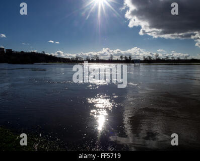 Nottingham, UK. 10. Februar 2016. UK-Wetter: Die Mittagssonne in den überfluteten Fluss Trent reflektiert wird. Downstream-Ansicht von Trent Lock gegenüber Ratcliffe Power Station und dem Fluss Soar Zusammenfluss. Bildnachweis: Phil Hutchinson/Alamy Live-Nachrichten Stockfoto