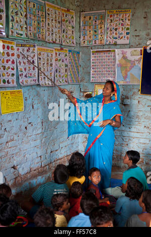 Ein Lehrer in einer Dorfschule, assistiert von CLAP, Ausschuss für Prozesskostenhilfe Armen (CLAP) ist ein Non-Profit-Organisation hilft den ärmeren Gemeinden im Bezirk der indischen Orissa Prozesskostenhilfe gewähren. Stockfoto