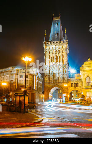 Nachtansicht der Pulverturm oder Pulverturm. Das Wahrzeichen ist ein gotischer Turm in Prag, Tschechien. Es ist eines der origi Stockfoto