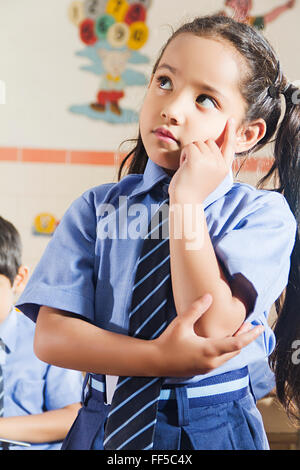 Ziel ist es mit dem Ziel Asien Asiatische Asiaten Bestrebungen Kind Kindheit Kinder Childs Klasse Klassenzimmer Szene Klassenzimmer Szenen kontemplative Stockfoto